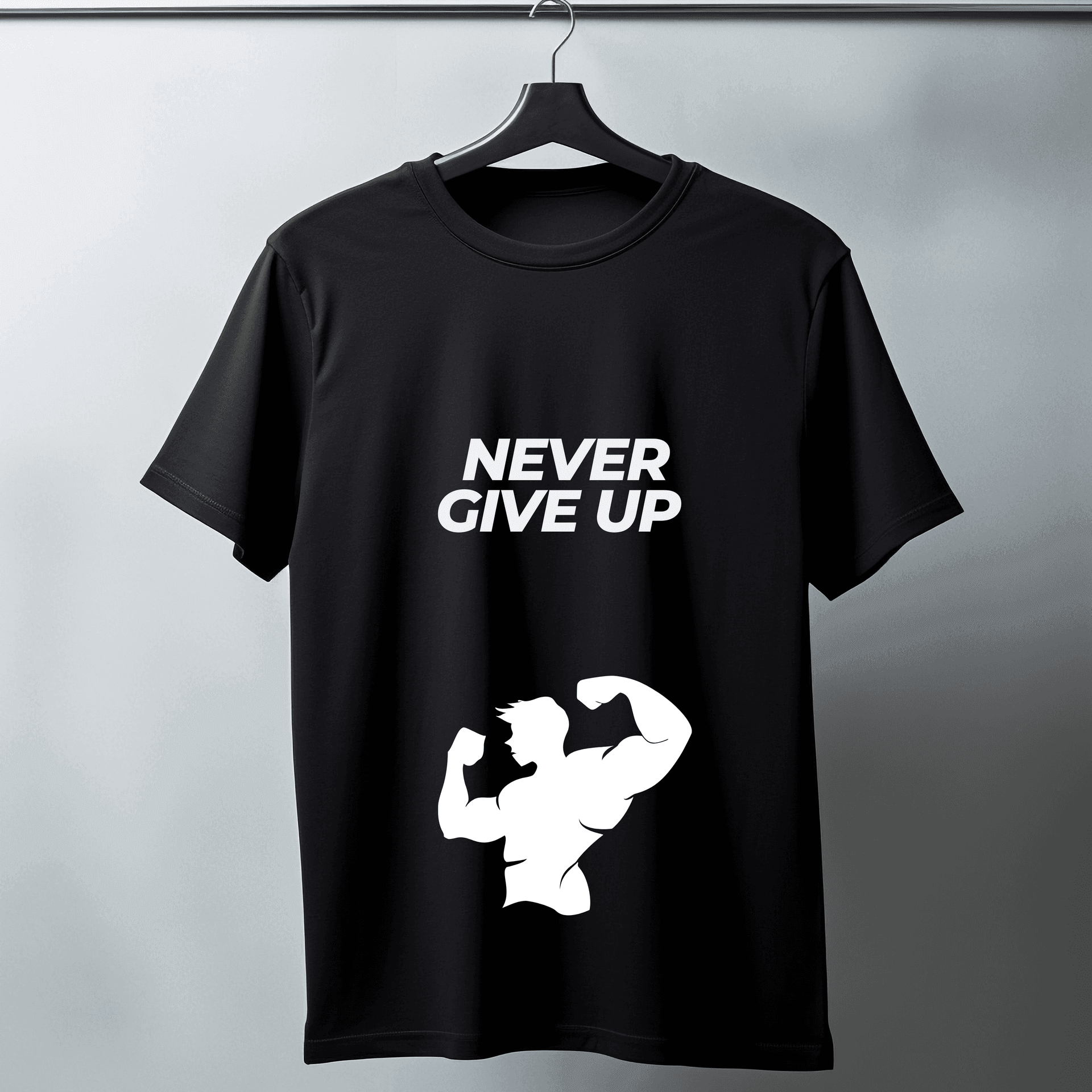 T-shirt noir The SC avec slogan "NEVER GIVE UP" en blanc et silhouette musclée, symbole de motivation, force et persévérance, idéal pour les amateurs de fitness et de dépassement de soi.